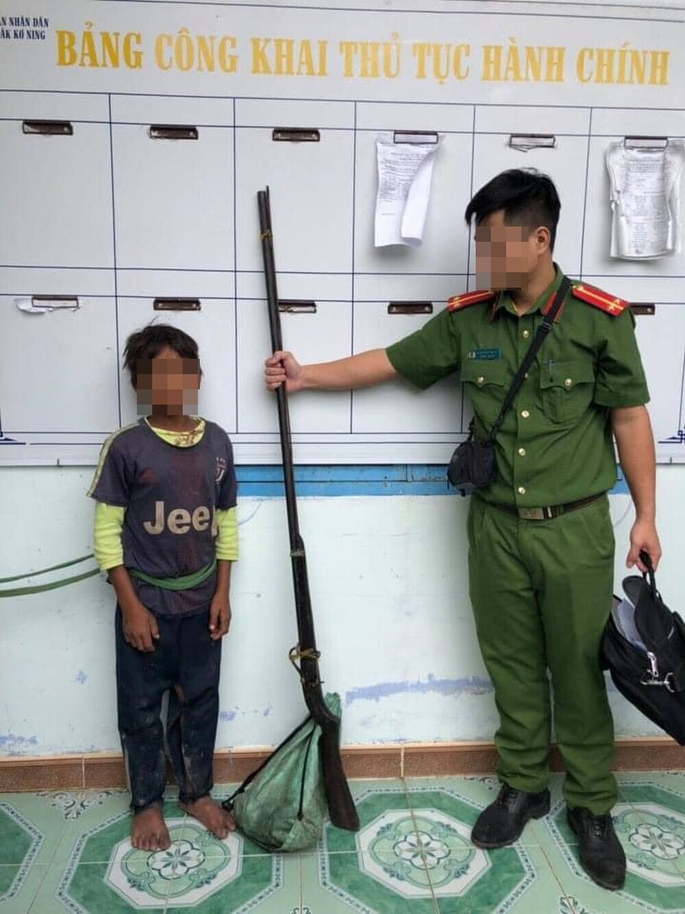 Cậu bé 10 tuổi khai dùng súng bắn cả gia đình chị gái để 'trả thù' - Ảnh 1