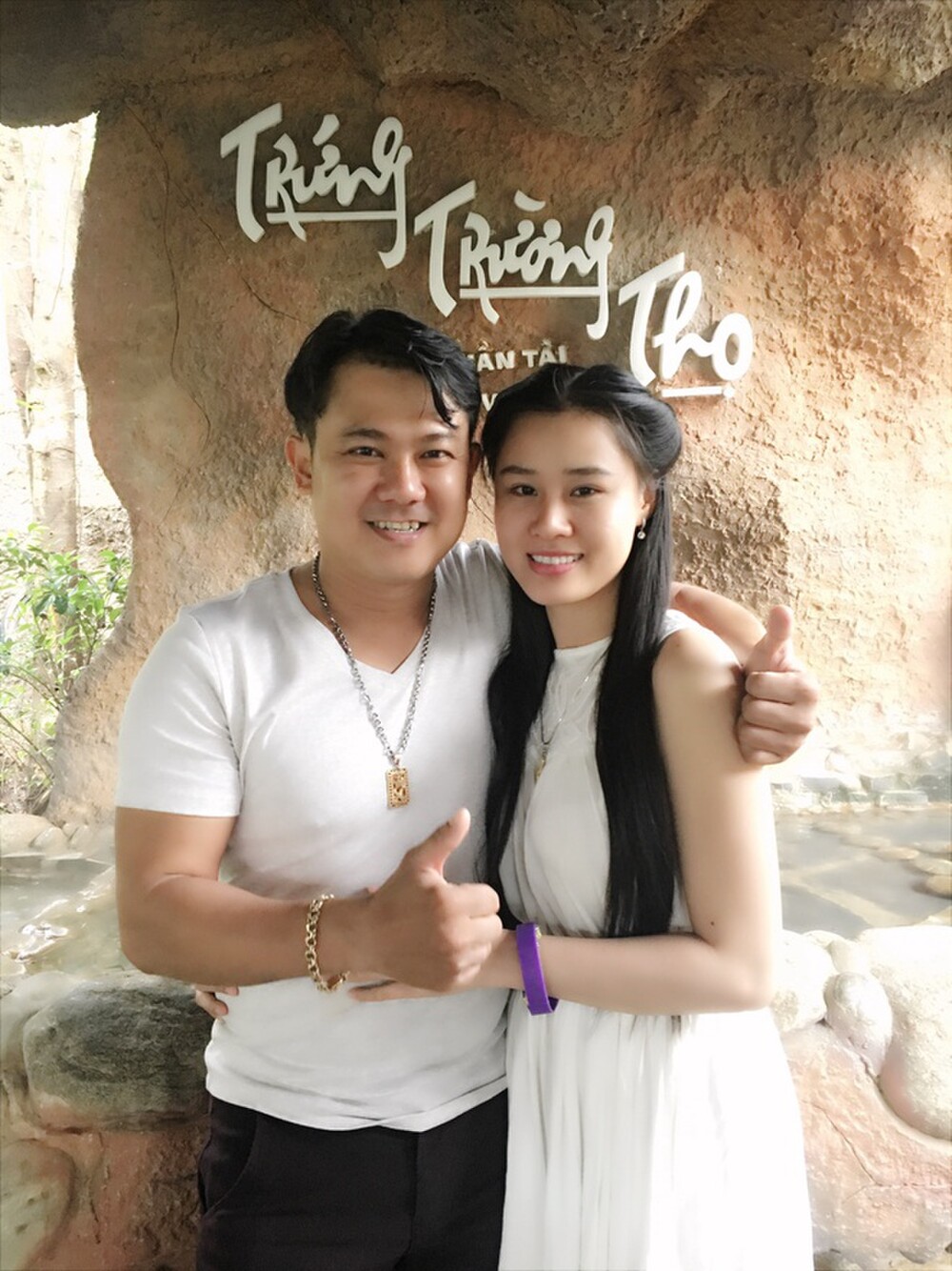 Cuộc hôn nhân hạnh phúc của Vân Quang Long bên vợ trẻ kém 10 tuổi - Ảnh 11