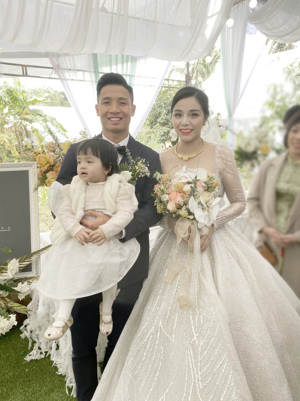 Đám cưới Bùi Tiến Dũng - Khánh Linh vô cùng đặc biệt với cô con gái đáng yêu.