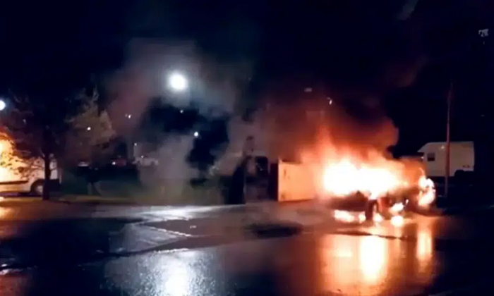 Hàng chục ô tô bị đốt cháy trước đêm giao thừa - Ảnh 1