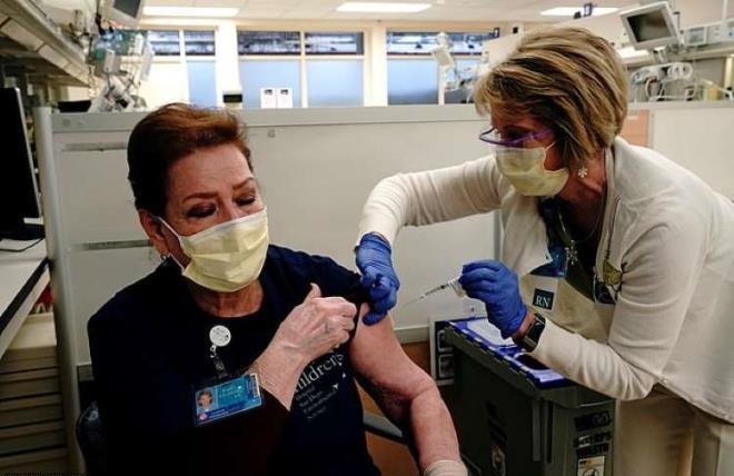 Nhiều nhân viên y tế Mỹ từ chối tiêm vaccine Covid-19