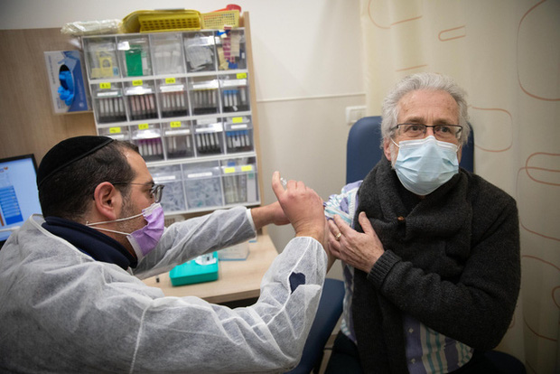 Hàng trăm người dân Israel nhiễm Covid-19 dù đã tiêm vaccine