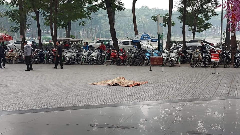 Hà Nội: Người đàn ông rơi từ tầng 15 chung cư HH Linh Đàm tử vong tại chỗ - Ảnh 1