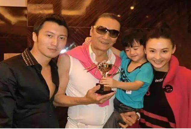 Chia tay Vương Phi, Tạ Đình Phong đón 4 mẹ con Trương Bá Chi về nhà ăn Tết?