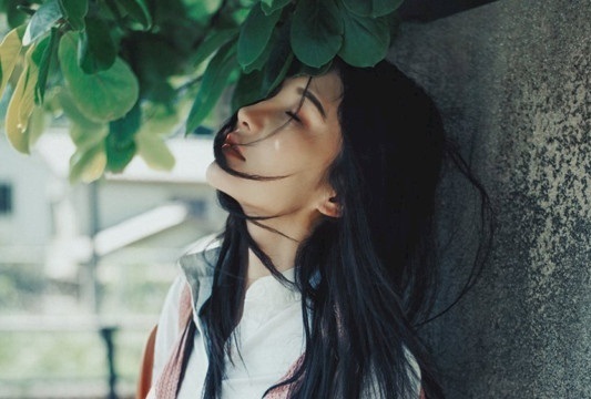 Nhân tướng học: 5 đặc điểm trên khuôn mặt của mẫu phụ nữ khổ vì tình