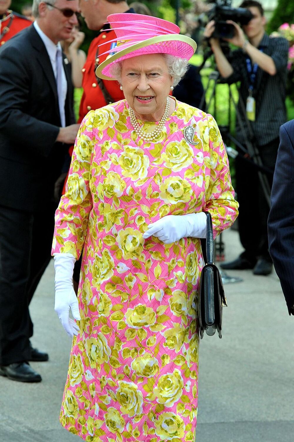 Tại sao phụ nữ trong Hoàng gia Anh luôn cầm theo túi xách? - Ảnh 4