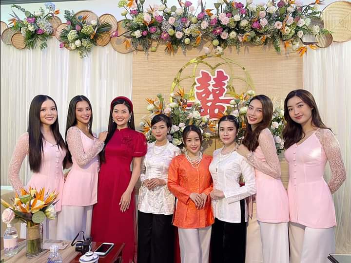 Hình ảnh đầu tiên tại đám cưới Á hậu Thúy An: Tiểu Vy, Mỹ Linh xinh xắn trong trang phục áo bà ba - Ảnh 2