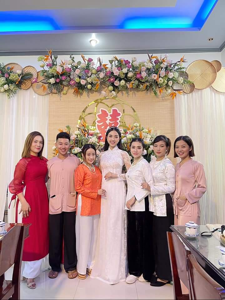 Hình ảnh đầu tiên tại đám cưới Á hậu Thúy An: Tiểu Vy, Mỹ Linh xinh xắn trong trang phục áo bà ba - Ảnh 3