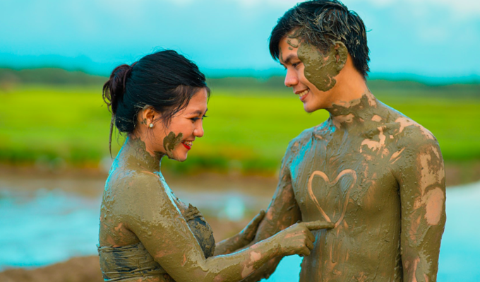 Cặp đôi chụp ảnh cưới trong bùn, lấy lúa làm hoa - Ảnh 9
