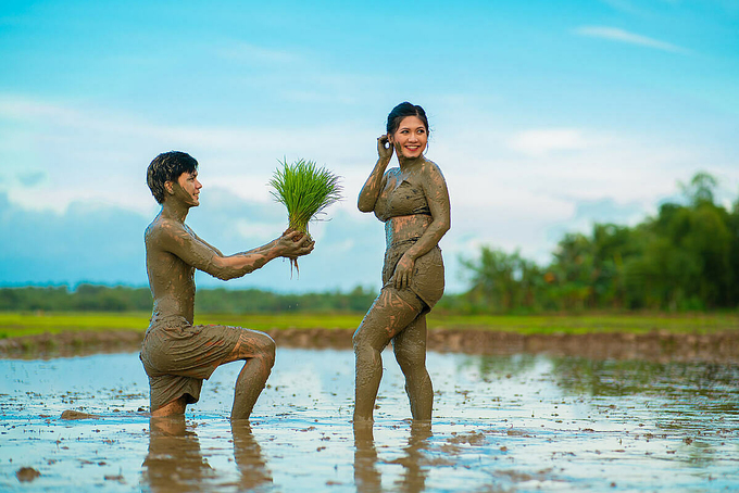 Cặp đôi chụp ảnh cưới trong bùn, lấy lúa làm hoa - Ảnh 4