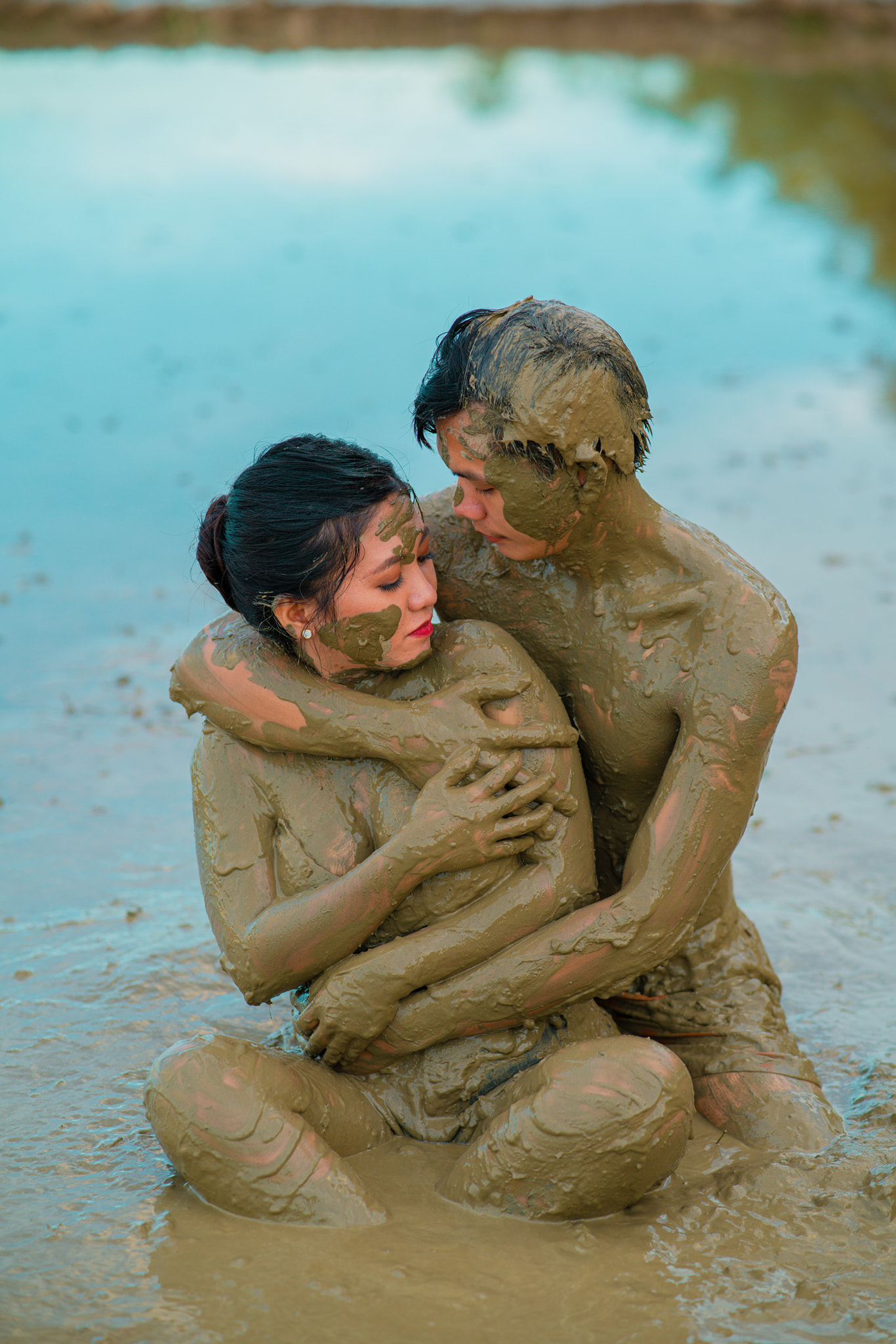Cặp đôi chụp ảnh cưới trong bùn, lấy lúa làm hoa - Ảnh 8