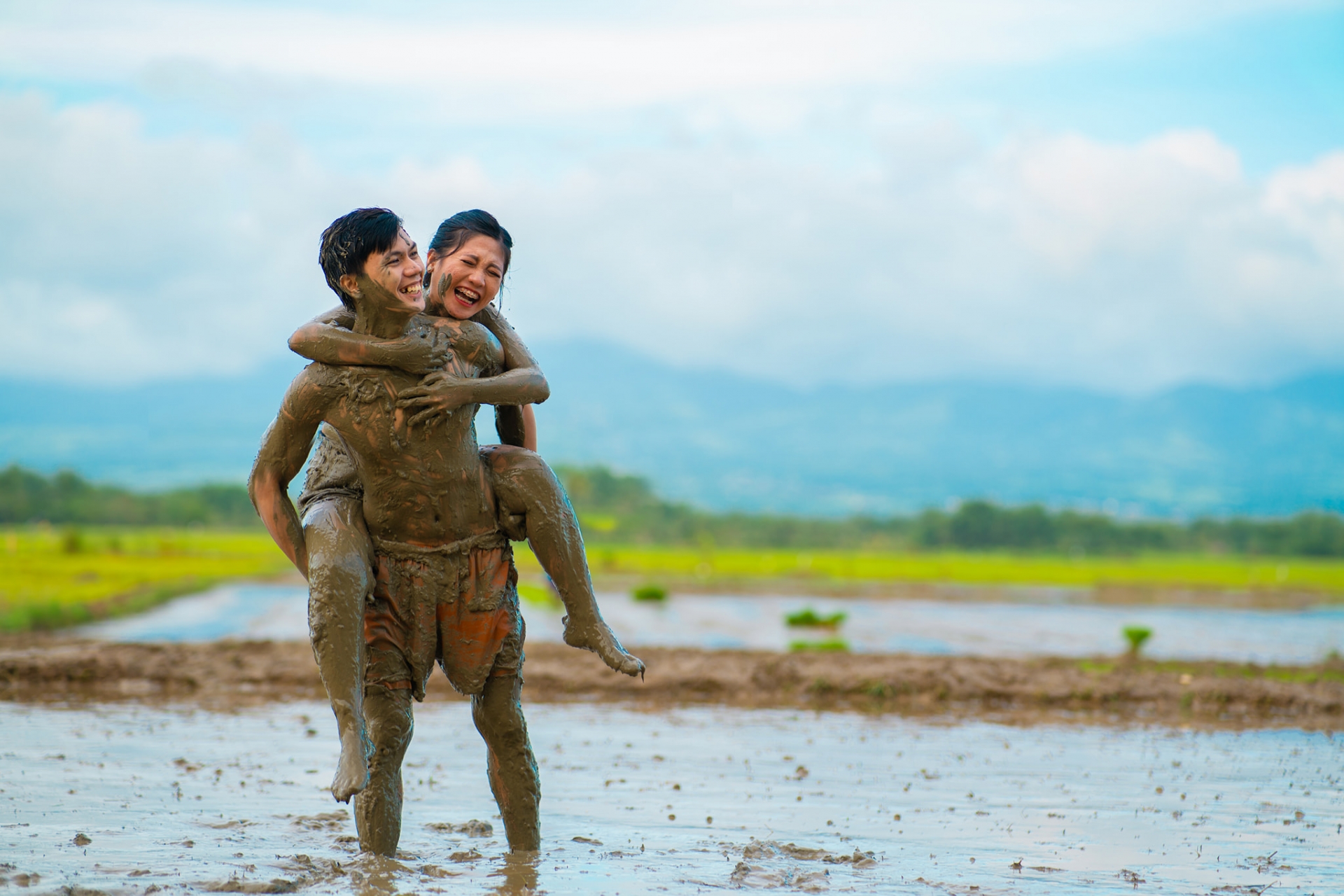 Cặp đôi chụp ảnh cưới trong bùn, lấy lúa làm hoa - Ảnh 5