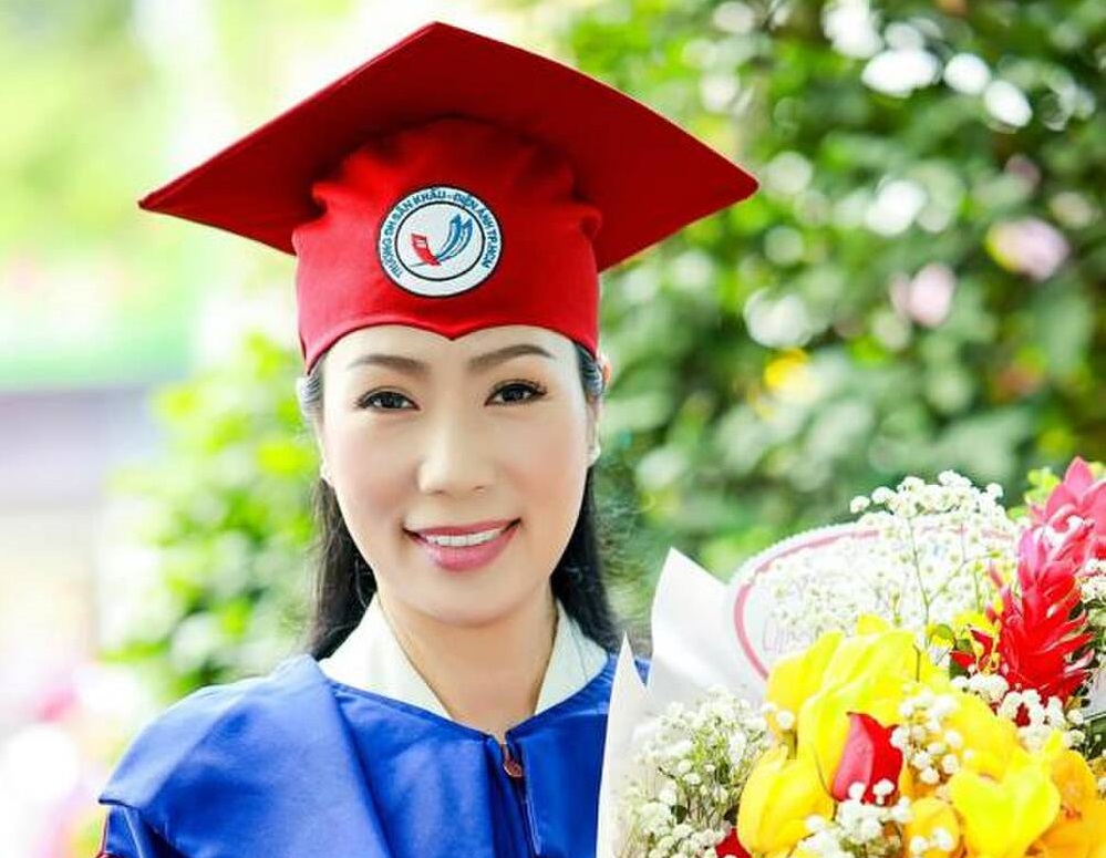 Á hậu Trịnh Kim Chi tốt nghiệp Cử nhân Trường đại học Sân khấu - Điện ảnh ở tuổi 49
