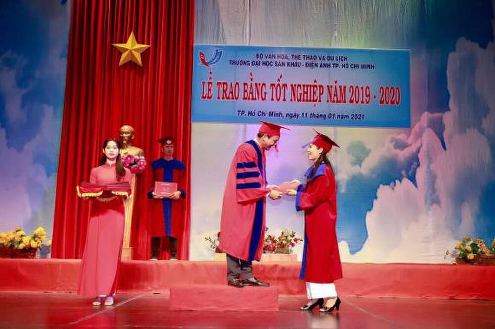  Á hậu Trịnh Kim Chi tốt nghiệp Cử nhân Trường đại học Sân khấu - Điện ảnh ở tuổi 49 - Ảnh 1