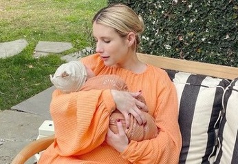 Nữ minh tinh Emma Roberts lần đầu khoe con trai mới sinh