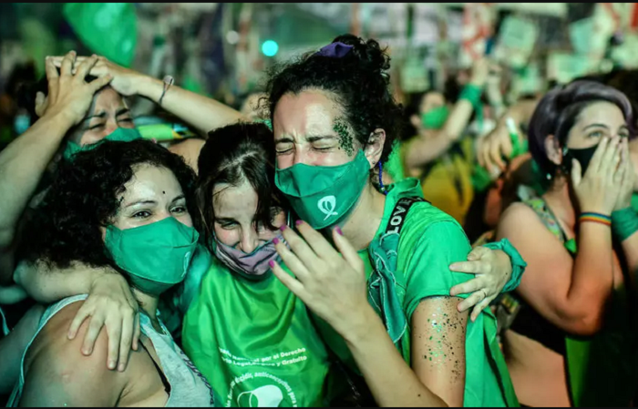 Các nhà hoạt động ủng hộ ăn mừng sau khi Thượng viện thông qua dự luật hợp pháp hóa việc phá thai bên ngoài Quốc hội ở Buenos Aires. Ảnh: AFP.