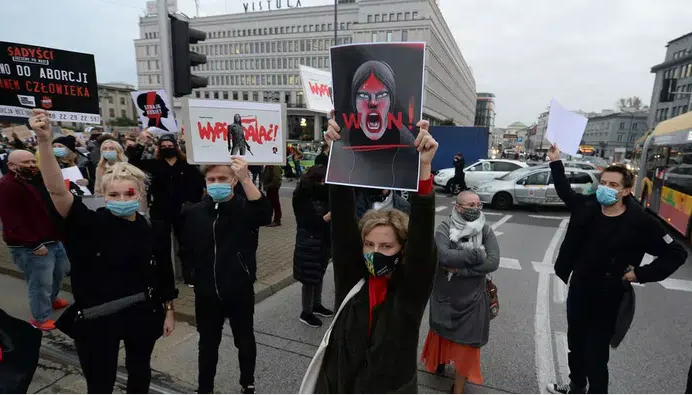 Phụ nữ Ba Lan biểu tình phản đối phán quyết của Tòa án thắt chặt hơn nữa luật hạn chế phá thai, ngày 26/10/2020 tại Vacsava, Ba Lan. Ảnh: AP.
