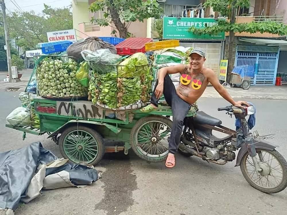 Xe rau miễn phí dành cho người nghèo và sinh viên của người đàn ông xăm trổ