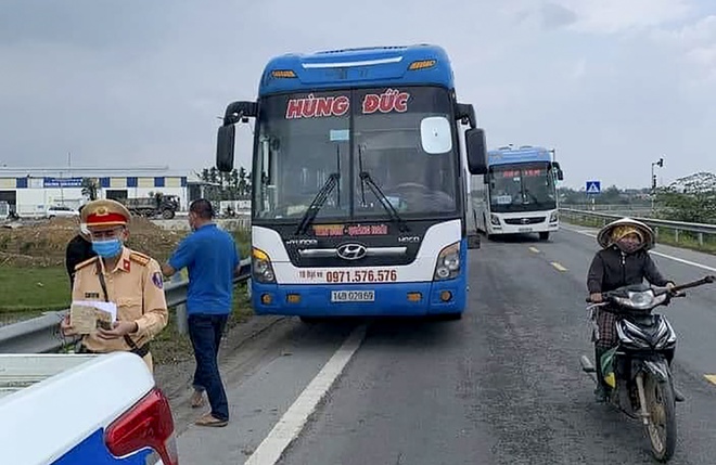 Quảng Ngãi: Tạm giữ phương tiện, truy vết 50 hành khách trở về từ vùng dịch