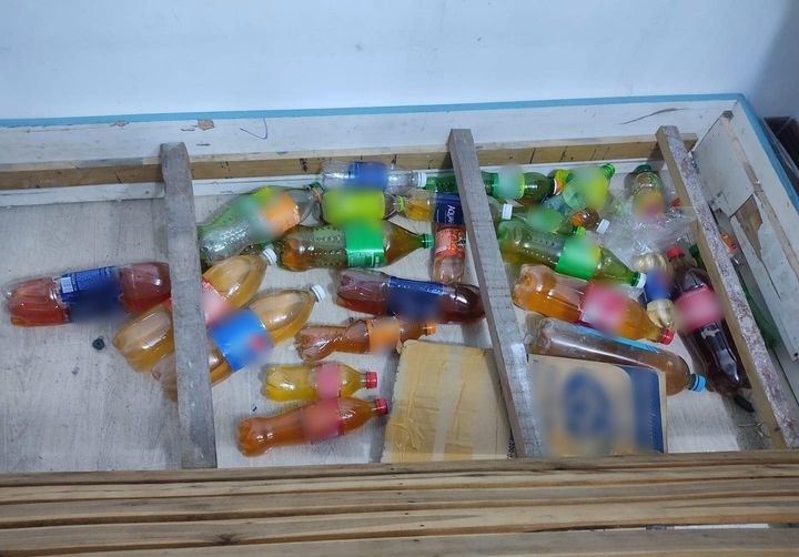 Đi thuê phòng trọ, cô gái tá hỏa phát hiện gầm giường toàn chai đựng nước tiểu
