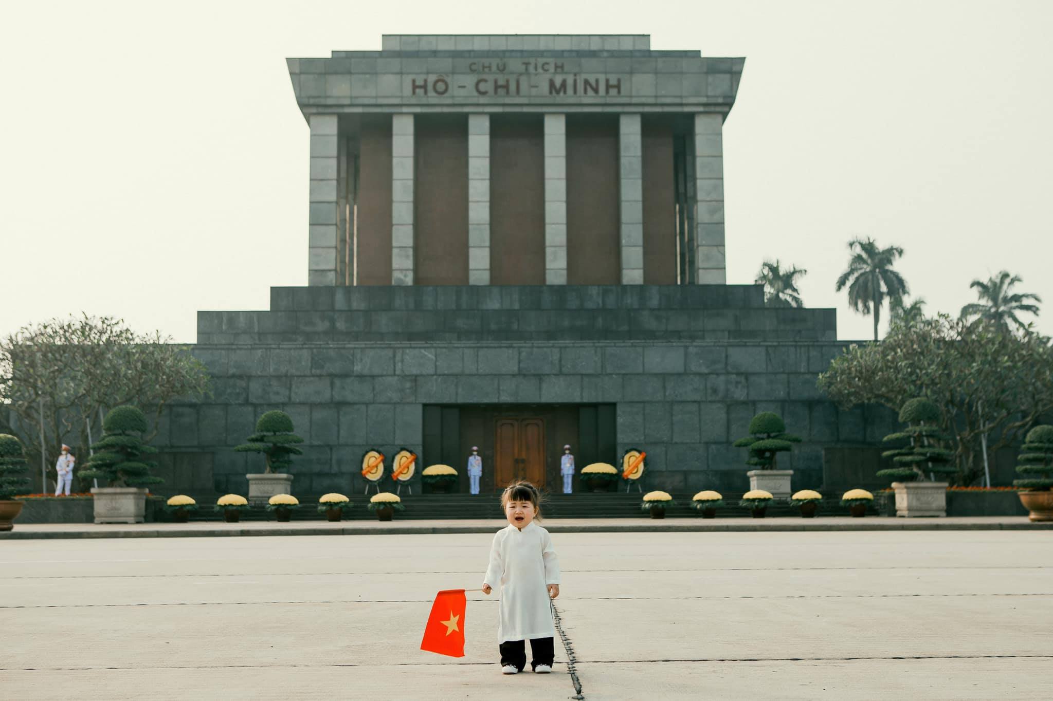 Em bé áo dài trắng Lăng Bác: Hãy xem những hình ảnh đáng yêu của một em bé tuyệt vời trong chiếc áo dài trắng tinh khôi, đến thăm và cảm nhận vẻ đẹp thanh tao tại Lăng Chủ tịch Hồ Chí Minh.