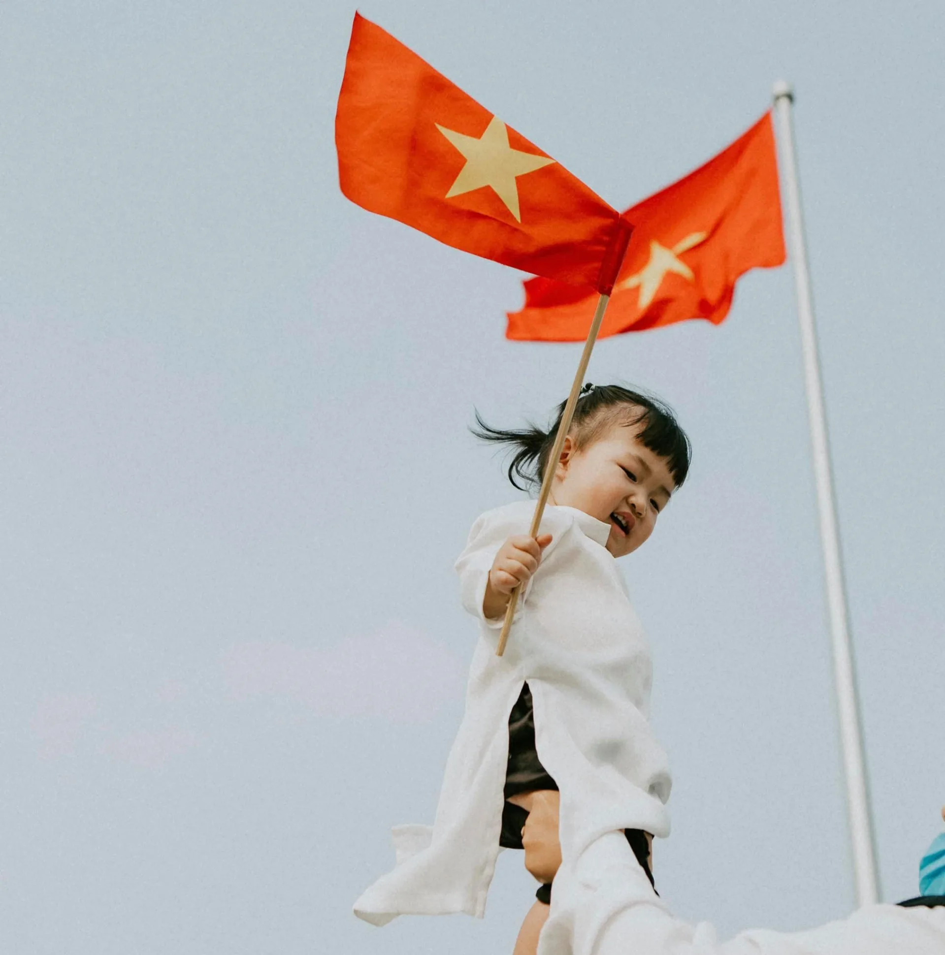 Xúc động với hình ảnh em bé mặc áo dài trắng chụp hình ở Lăng Bác cổ vũ y bác sĩ chống dịch Covid-19 - Ảnh 7