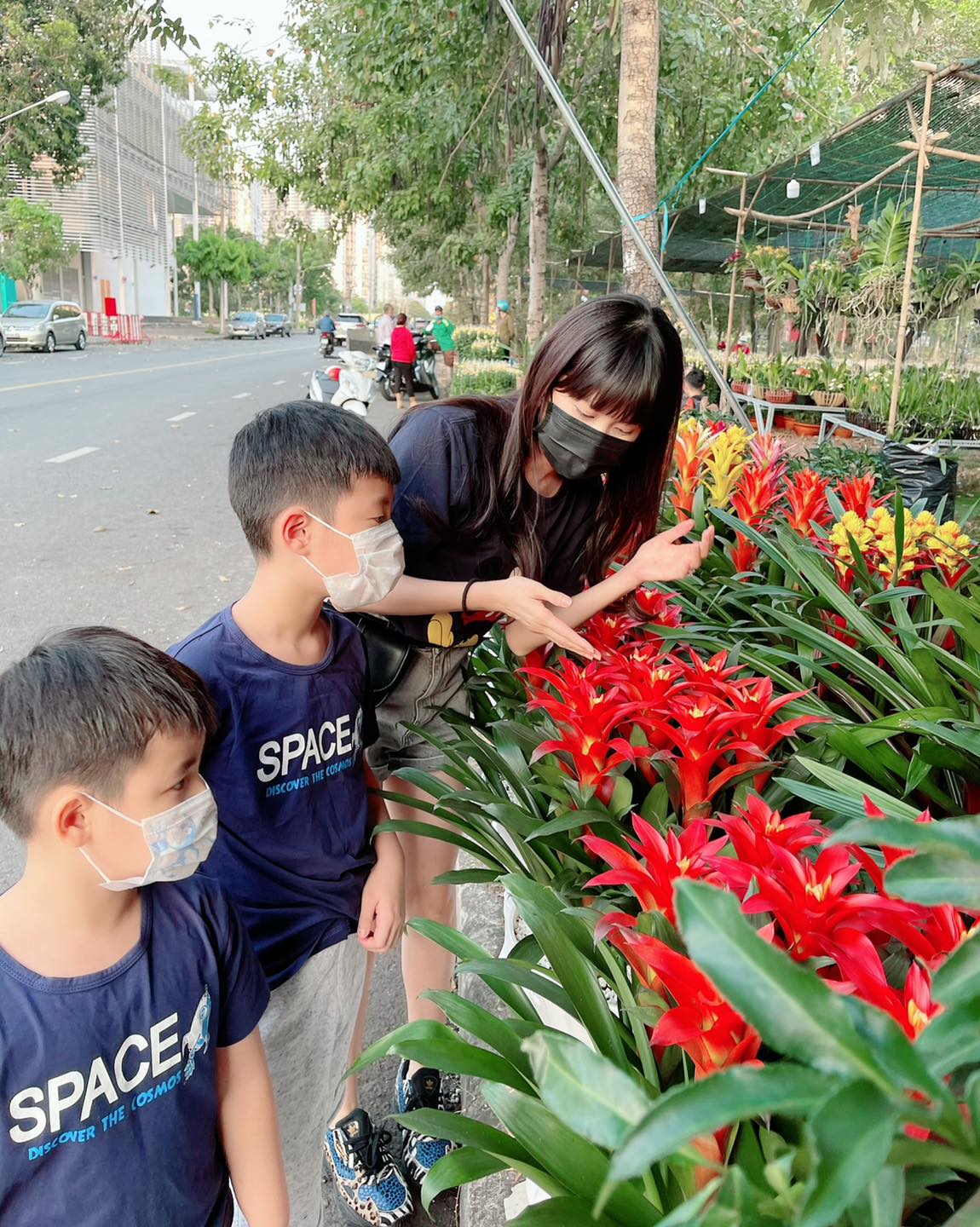 Hot mom Thủy Anh dạy con bài học tuyệt vời khi cho đi mua hoa Tết ngày 21, 22 âm lịch - Ảnh 2