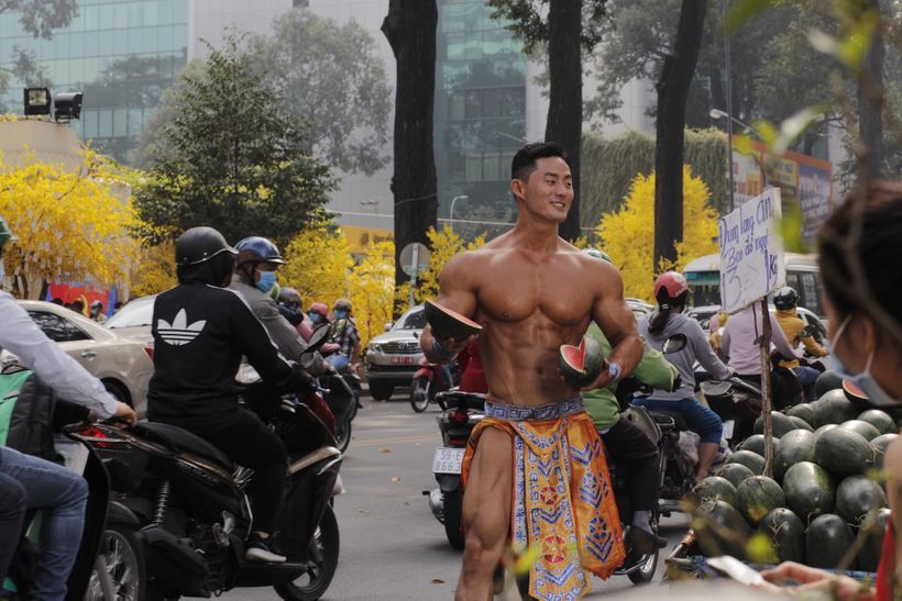 Xuất hiện 'Mai An Tiêm' 6 múi đứng bán dưa làm tắc nghẽn phố xá Sài Gòn - Ảnh 3