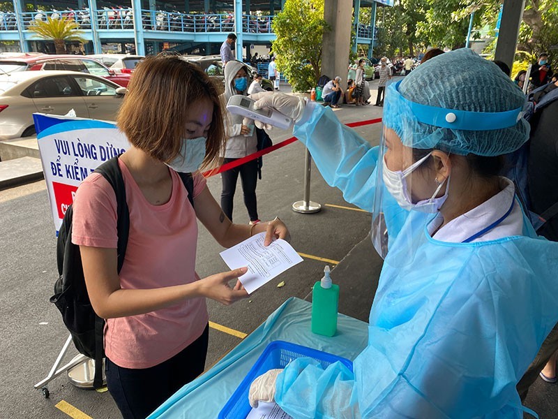 70 F1 của 2 anh em nhân viên sân bay Tân Sơn Nhất đều âm tính với Covid-19 - Ảnh 1