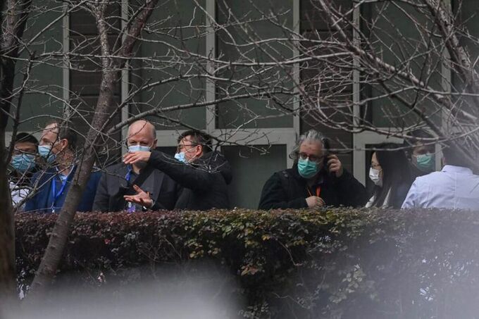 Các chuyên gia của WHO đến Trung tâm Kiểm soát và Phòng ngừa Dịch bệnh Hồ Bắc, ngày 2/2. Ảnh: Reuters.