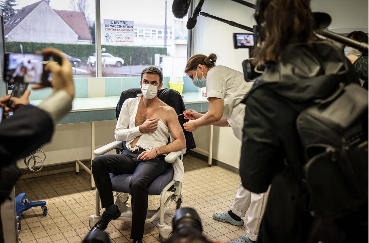Tiêm vaccine, Bộ trưởng Y tế Pháp khiến chị em 'phát cuồng' khi để lộ cơ bắp rắn chắc  - Ảnh 1