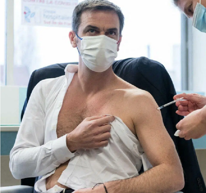 Tiêm vaccine, Bộ trưởng Y tế Pháp khiến chị em 'phát cuồng' khi để lộ cơ bắp rắn chắc  - Ảnh 3