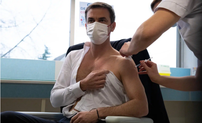 Tiêm vaccine, Bộ trưởng Y tế Pháp khiến chị em 'phát cuồng' khi để lộ cơ bắp rắn chắc  - Ảnh 2
