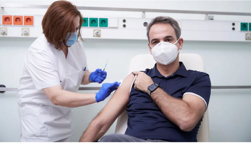 Tiêm vaccine, Bộ trưởng Y tế Pháp khiến chị em 'phát cuồng' khi để lộ cơ bắp rắn chắc  - Ảnh 7