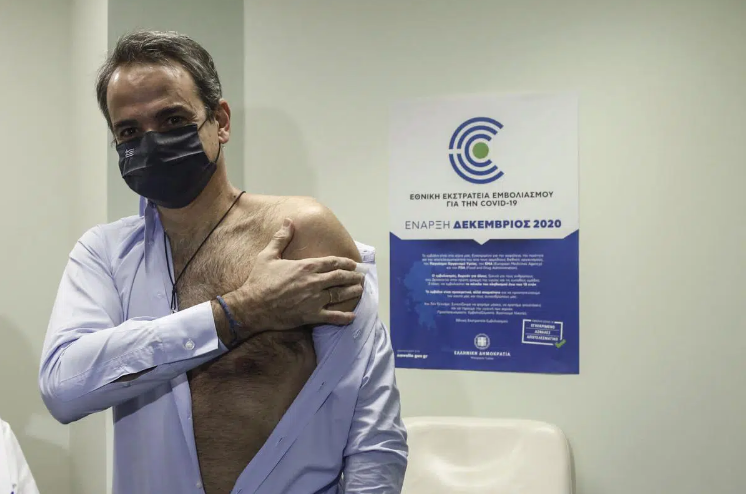 Tiêm vaccine, Bộ trưởng Y tế Pháp khiến chị em 'phát cuồng' khi để lộ cơ bắp rắn chắc  - Ảnh 6