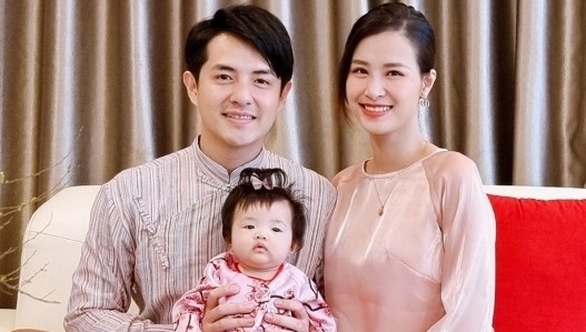 Dân tình "phát cuồng" với biểu cảm cực yêu của con gái Đông Nhi khi được diện áo dài Tết