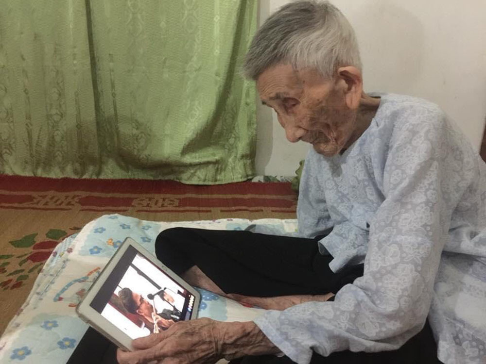 Hà Nam: Cụ bà 108 tuổi xem thời sự bằng iPad, tạo dáng 'thả tim' chụp ảnh - Ảnh 5