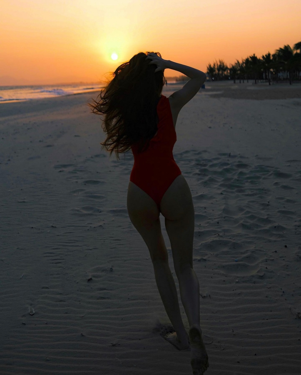 Hồ Ngọc Hà khoe dáng mẹ bỉm cực nuột với bikini dịp đầu năm - Ảnh 3