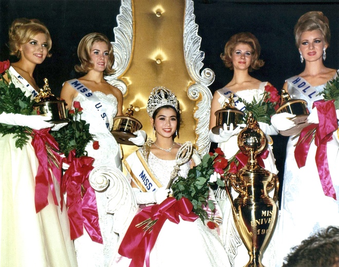  Apasra Hongsakula (giữa) trong cuộc thi Miss Universe cách nay 56 năm. Ảnh: KKNews.