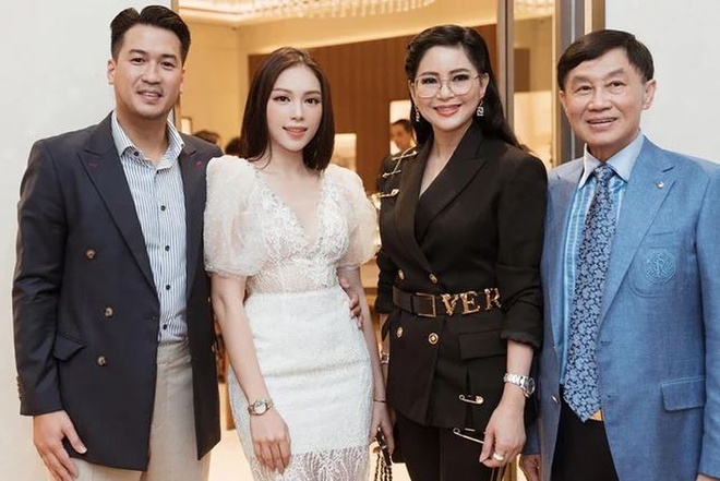 Linh Rin và bố mẹ bạn trai Phillip Nguyễn.