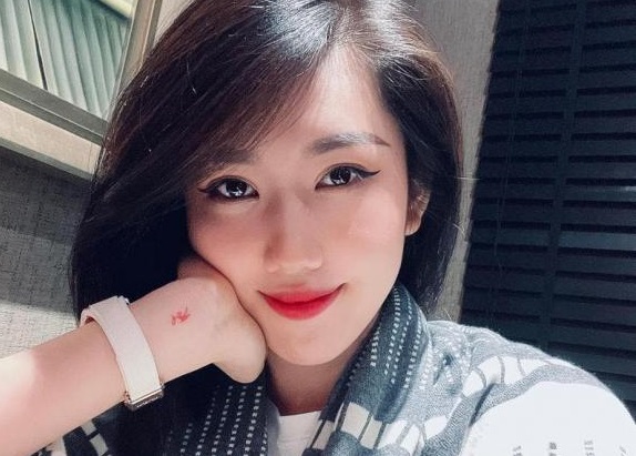 Thúy Ngân đăng ảnh cặp tình nhân kèm dòng trạng thái ngôn tình gửi đến "ai đó"