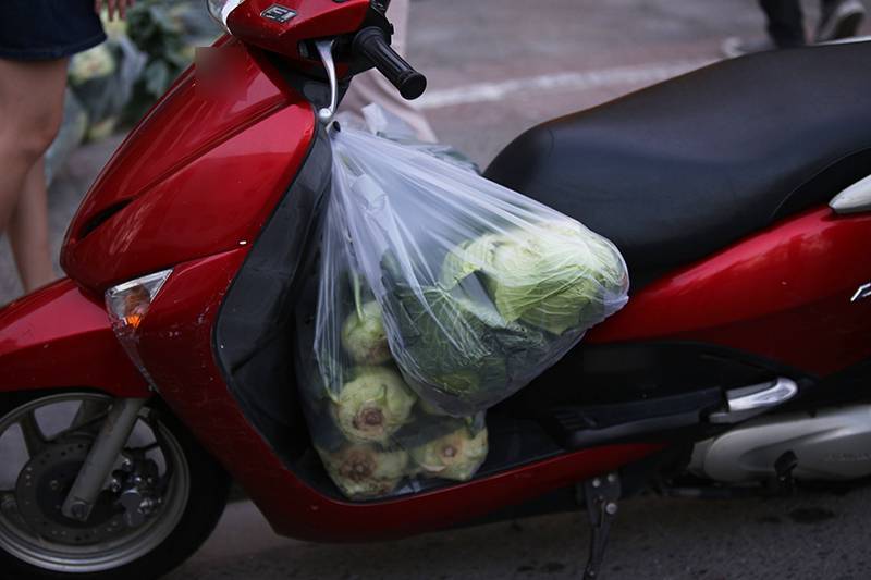 Đà Nẵng: Nhóm bạn trẻ lập 9 'siêu thị mini' giải cứu 10 tấn rau cho bà con Hải Dương - Ảnh 4