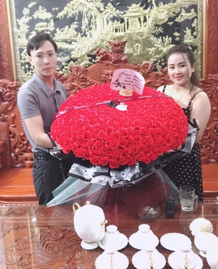 Thấy vợ buồn, anh chồng liền tặng 500 bông hồng trước thềm ngày 8/3 - Ảnh 2