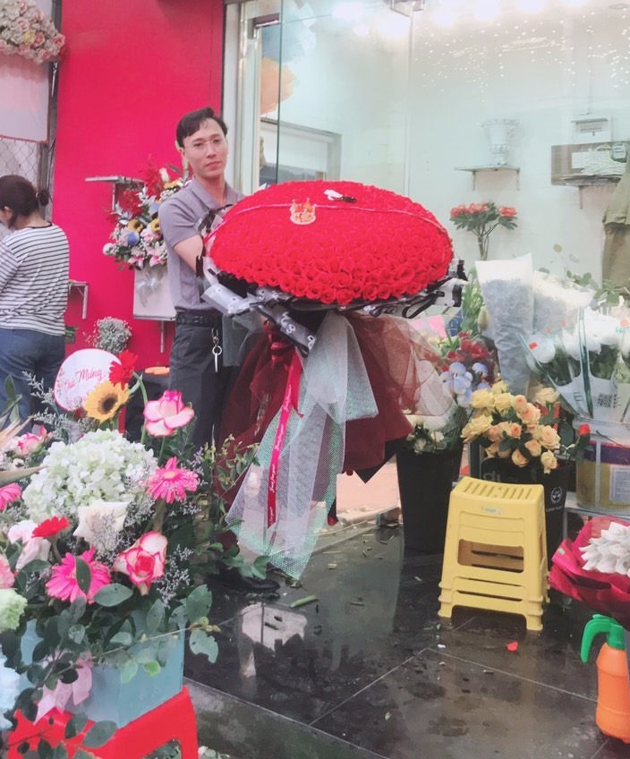 Thấy vợ buồn, anh chồng liền tặng 500 bông hồng trước thềm ngày 8/3 - Ảnh 3