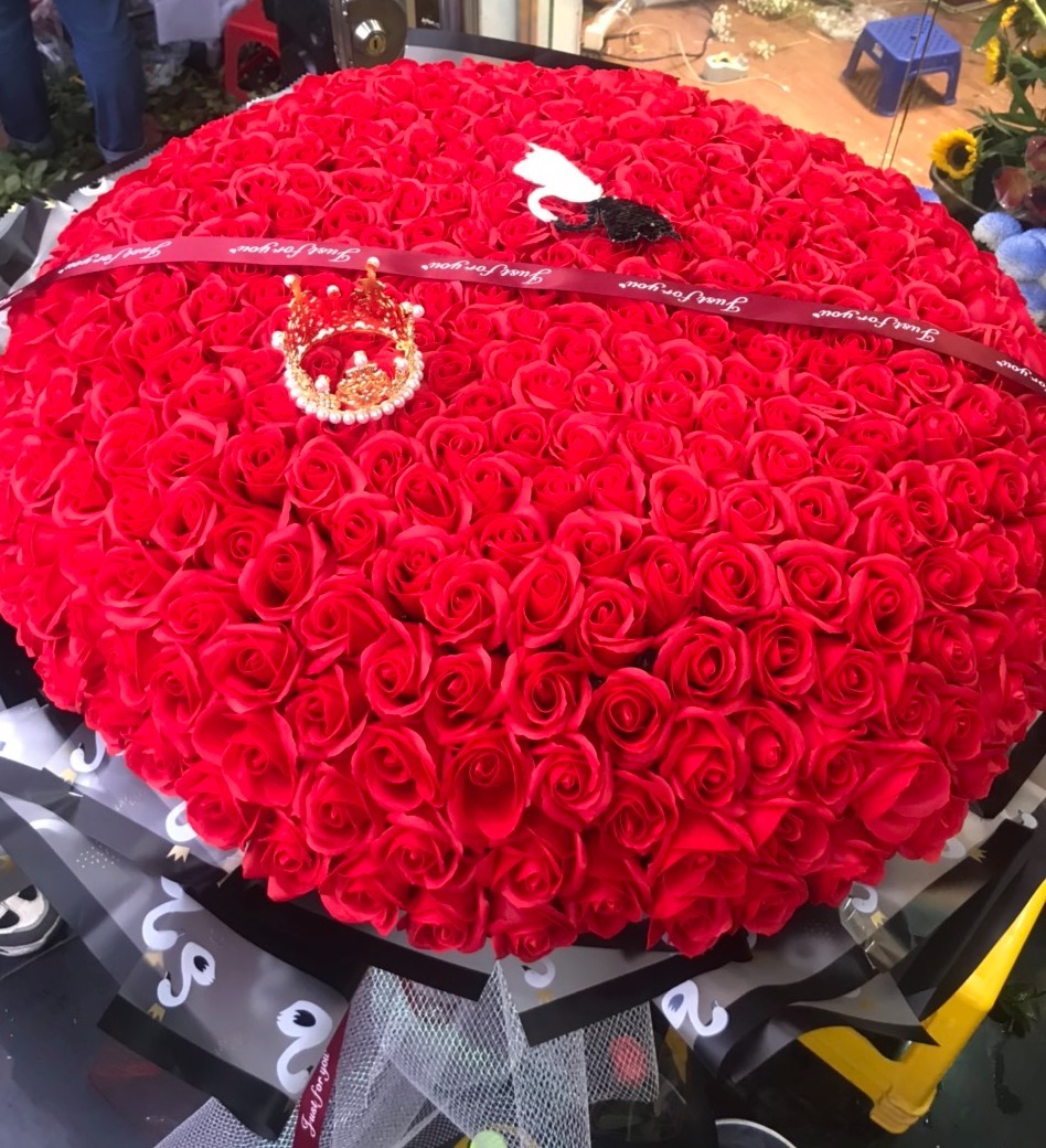 Thấy vợ buồn, anh chồng liền tặng 500 bông hồng trước thềm ngày 8/3 - Ảnh 5