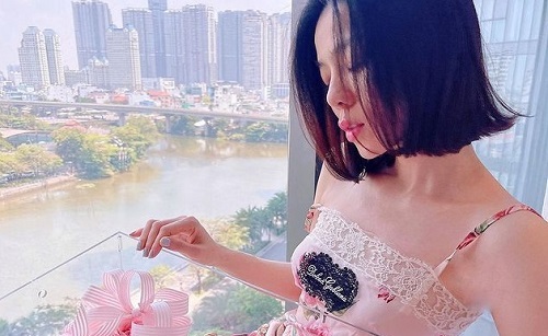 Lệ Quyên hạnh phúc khoe hoa xinh ngày 8/3, còn gọi tình trẻ bằng "cục cưng"