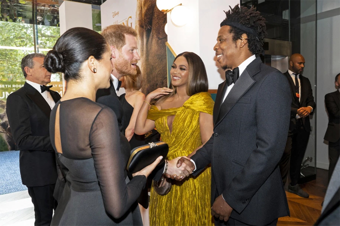 Beyonce - Jay Z chào hỏi Meghan - Hoàng tử Harry tại lễ ra mắt phim 'Vua sư tử'.