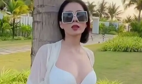 Hết tình trẻ lại đến Lệ Quyên khoe dáng nuột 'ăn đứt' gái 20