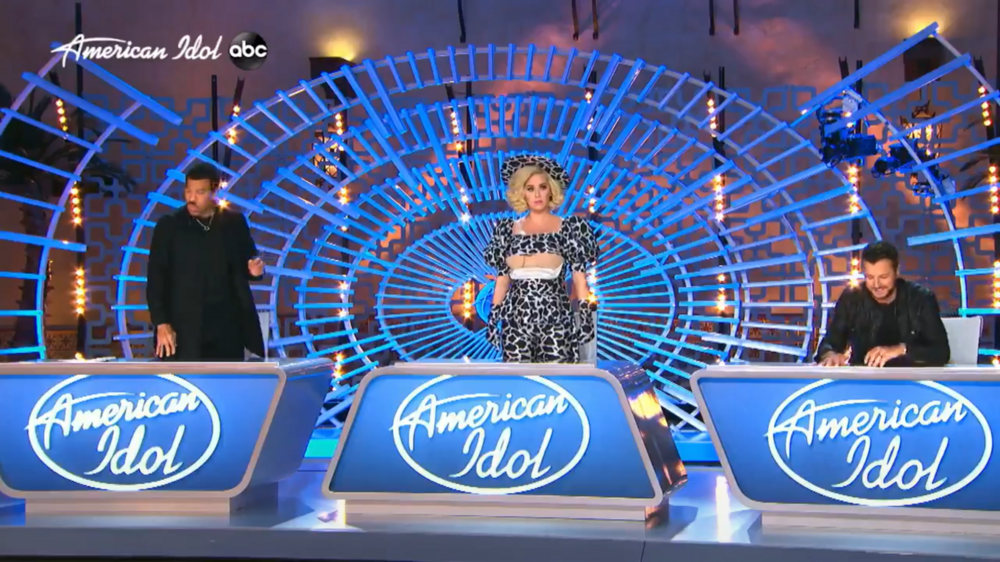 Katy Perry gây sốc khi khoe nội y cho con bú ngay trên sóng American Idol - Ảnh 3