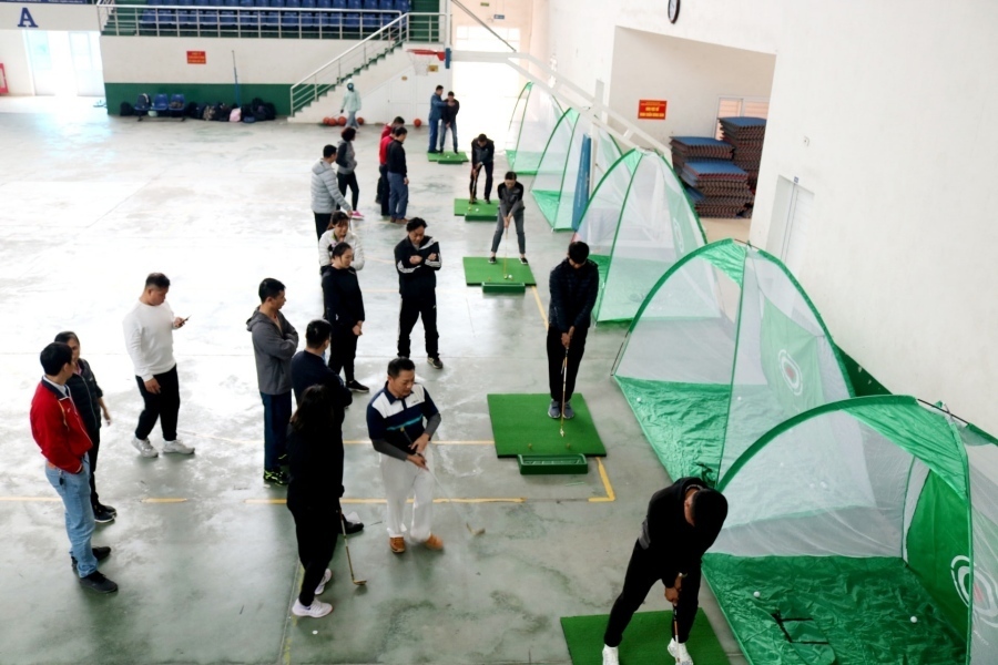 Đại học Quốc gia Hà Nội đưa golf vào bộ môn thể dục để dạy cho sinh viên - Ảnh 1